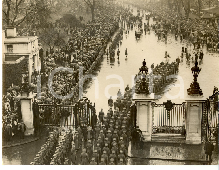 1936 LONDON MARBLE ARCH Crowd on the route of GEORGE V funeral *Photograph