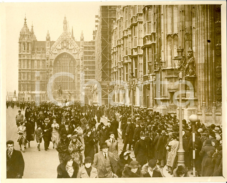 1936 LONDON WESTMINSTER ABBEY Crowd waiting for visiting King GEORGE V dead