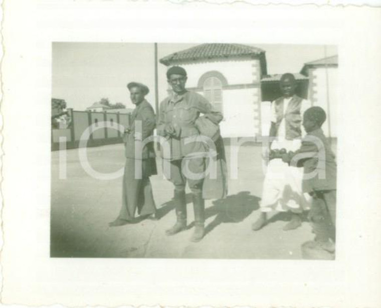 1936 CHEREN (ERITREA) AOI Colono con piccoli indigeni *Fotografia cm 7 x 6