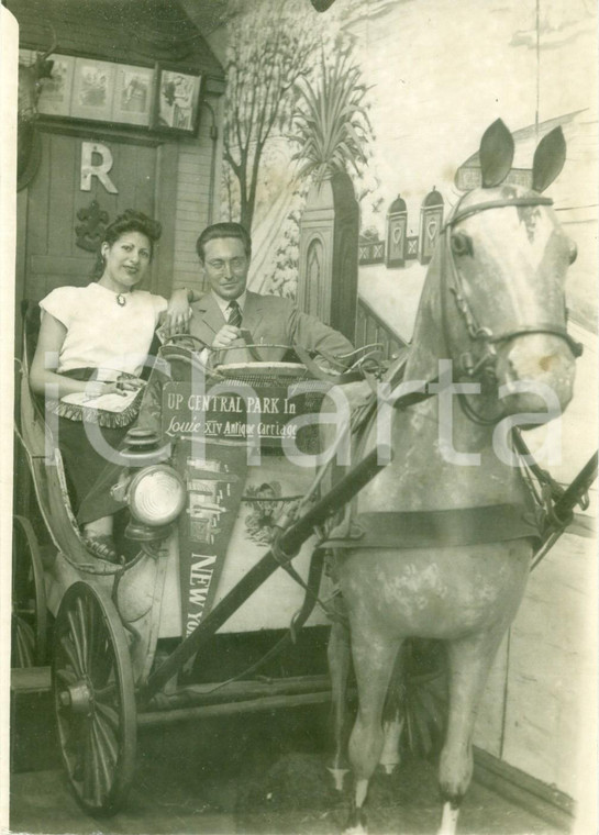 1950 ca NEW YORK USA Up Central Park in Louie XIV antique carriage *Foto VINTAGE