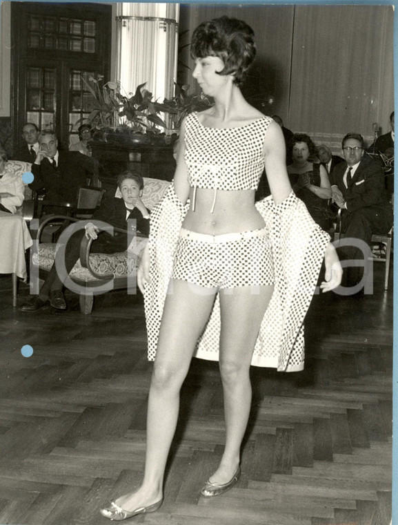 1960 ca MILANO MODA Modella sfila in bikini a quadretti con accappatoio *Foto