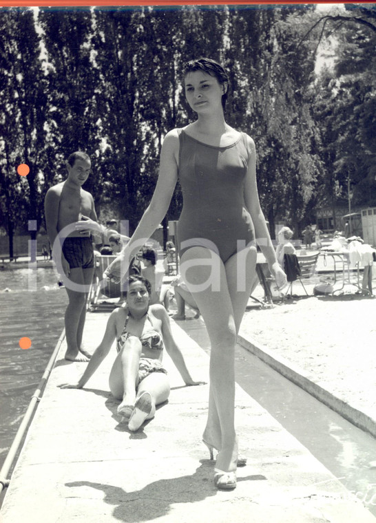 1960 ca MILANO STORIA DELLA MODA Modella in costume intero in piscina *FERRUCCIO