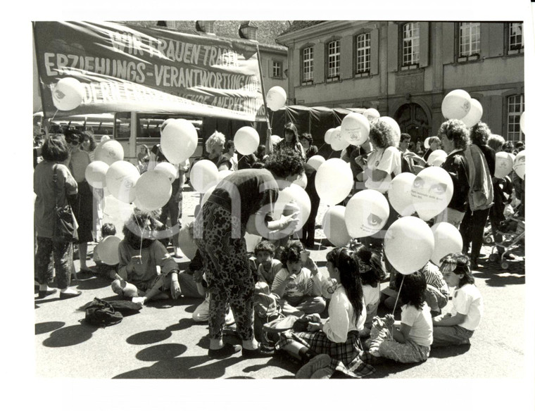 1991 BASILEA (CH) Sciopero DONNE - Studentesse manifestano con palloncini *Foto