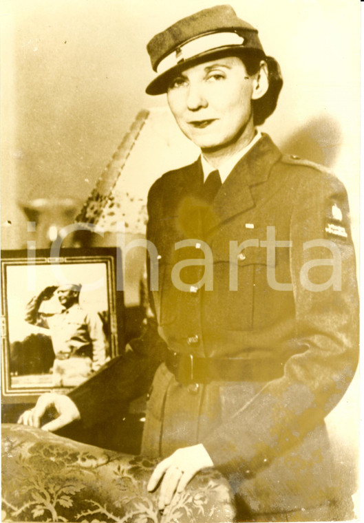 1945 ca USA Mamie Geneva DOUD EISENHOWER wears a uniform *DAMAGED Photograph