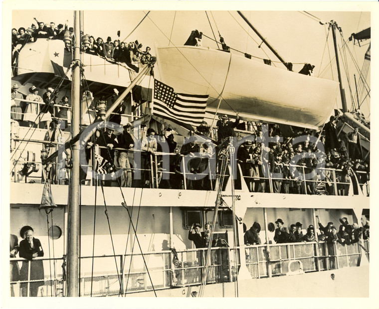 1950 ca NEW YORK CITY (USA) Nave carica di emigrati europei approda *Fotografia