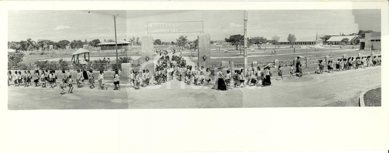 1975 ca KOMPONG-CHAM Cambodia Ecole primaire sortie éleves *Cartolina RARA NV