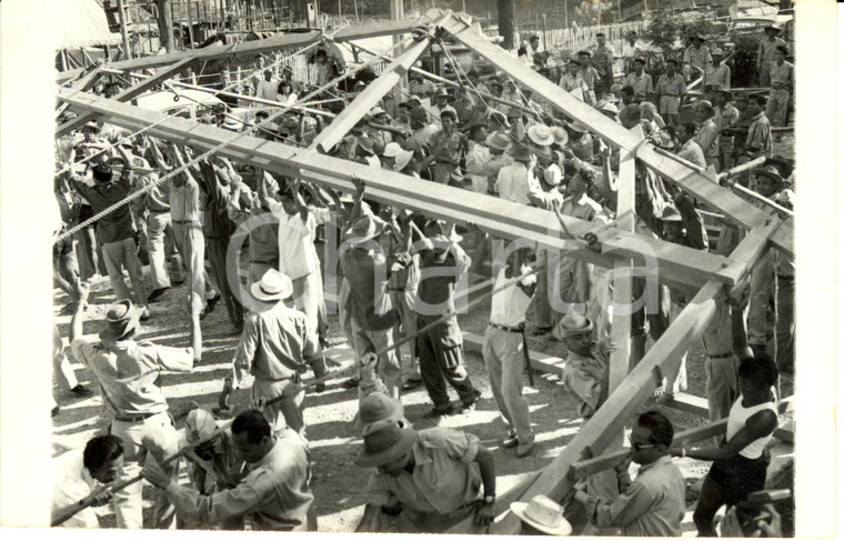 1960 ca CAMBODIA La costruzione di una nuova scuola dopo l'incendio *Foto
