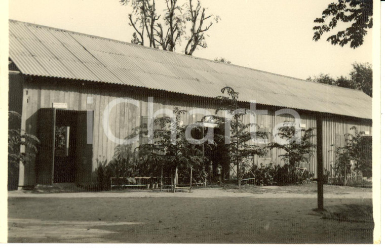 1960 CAMBOGIA Nuovo edificio scolastico con materiali locali *Fotografia