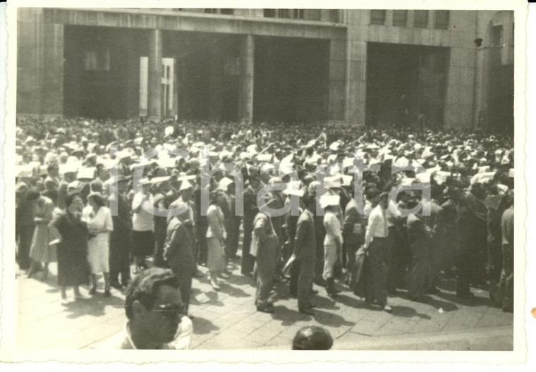 1955 MILANO Piazza AFFARI affollata per comizio PARTITO MONARCHICO POPOLARE Foto