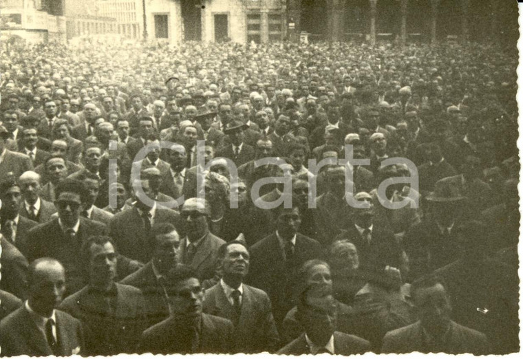 1955 ca MILANO Folla in Piazza DUOMO per PARTITO MONARCHICO POPOLARE *Fotografia