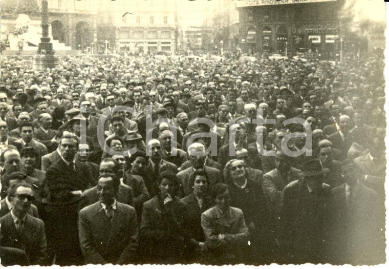 1955 ca MILANO Piazza DUOMO Folla al comizio PARTITO MONARCHICO POPOLARE *Foto