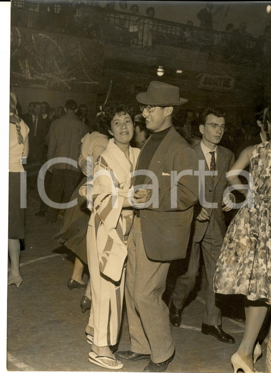 1960 ca PARIS Coppia a una festa con curioso travestimento *Foto 18x24 cm