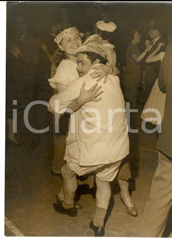 1960 ca PARIS Coppia a una festa con curioso travestimento *Foto VINTAGE 18x24