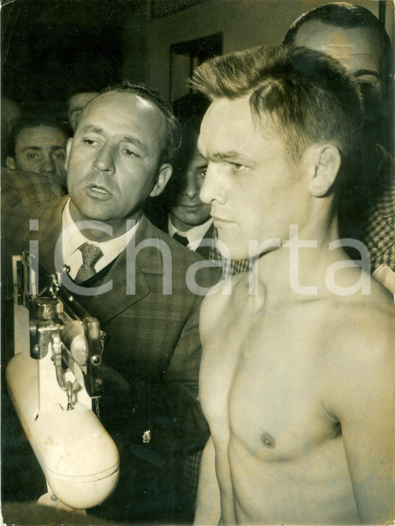 1955 MILANO Boxe Pugile André VALIGNAT prima di match vs Mario D'AGATA *Foto