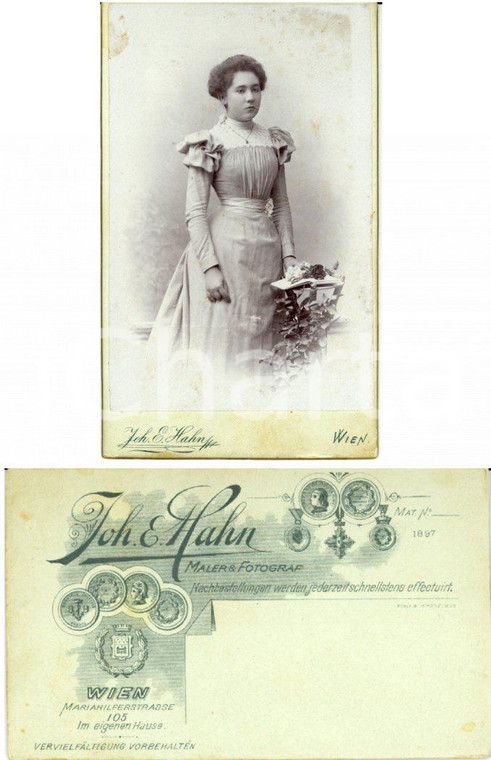 1897 WIEN (A) Ritratto di donna con fiori e libro *Foto J. E. HAHN