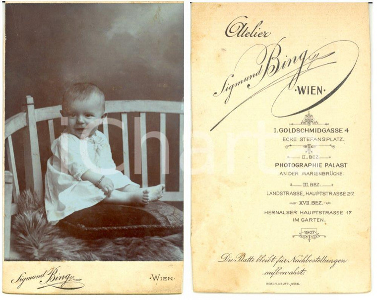 1907 WIEN (A) Ritratto di bambino su un cuscino *Foto SIGMUND BING