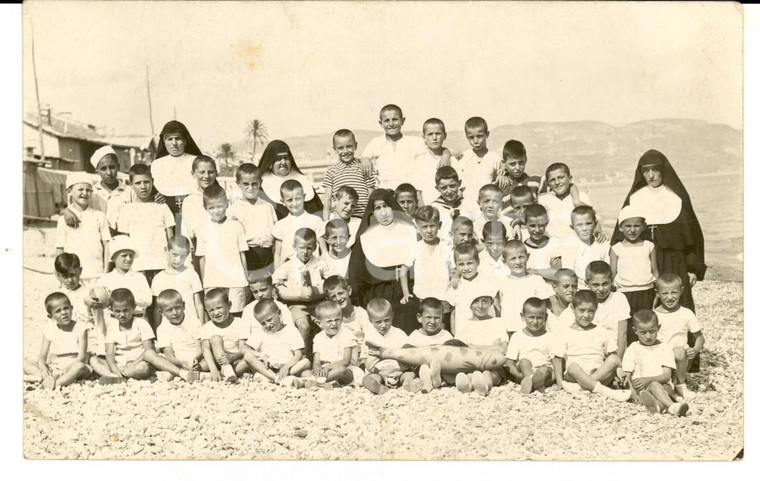 1930 ca AREA LIGURE Suore con i bambini di una colonia marina *Foto VINTAGE