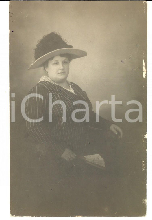 1910 ca FRANCIA Ritratto di donna con cappello di piume *Foto VINTAGE FP 