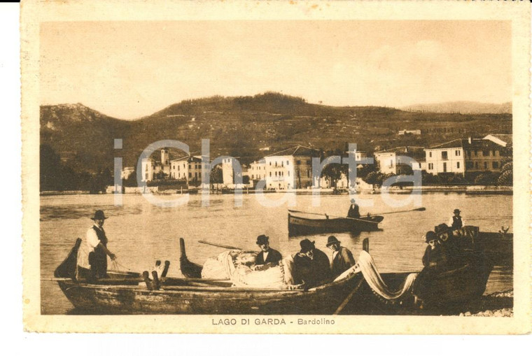 1924 BARDOLINO (VR) Veduta dal lago con barca *Cartolina ANIMATA barche FP VG