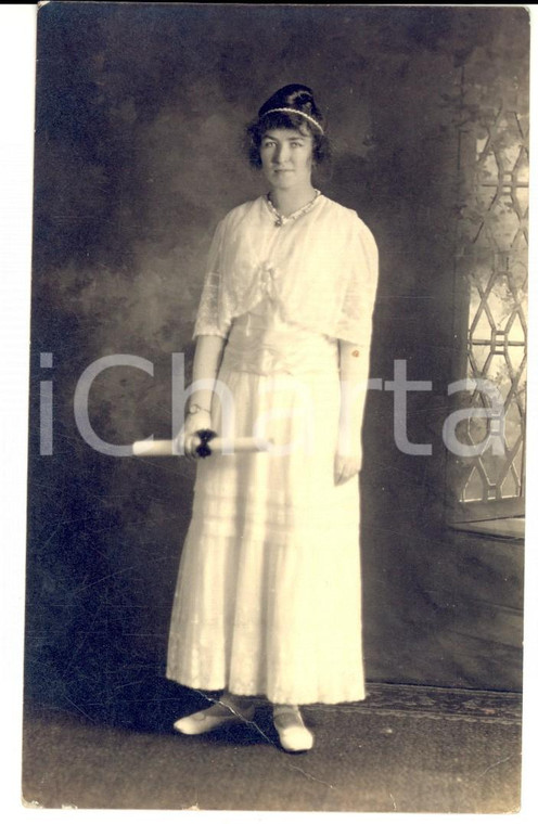1910 ca STATI UNITI Donna nel giorno della Cresima in abito bianco e collana