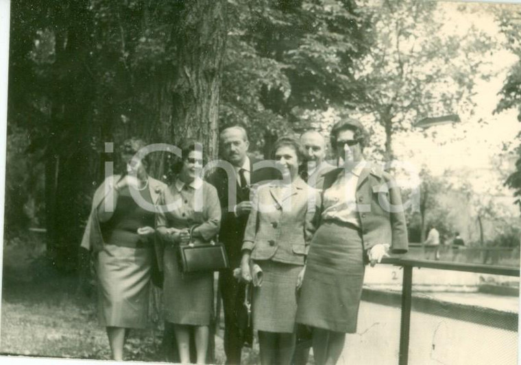 1963 TREVIGLIO (BG) Ritratto di famiglia nel parco *Fotografia cm 10 x 7