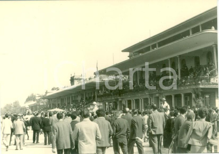 1963 MILANO Pubblico affolla l'IPPODROMO DEL TROTTO *Fotografia cm 10 x 7