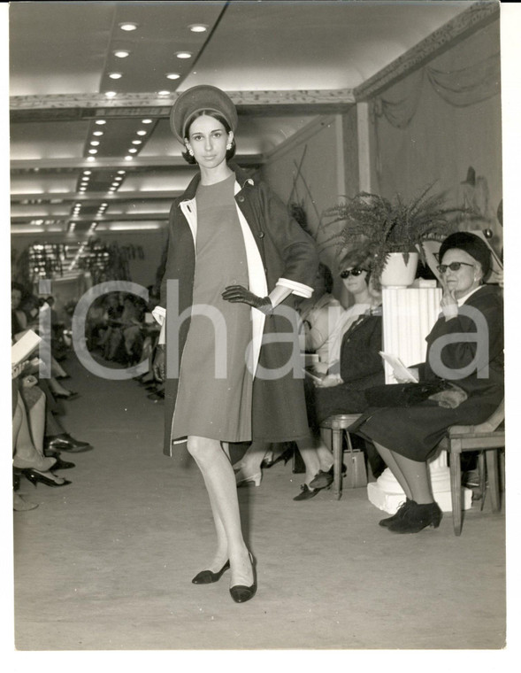 1966 PARIS MODA INVERNO VINTAGE Modella con tubino e cappotto scuro *Foto