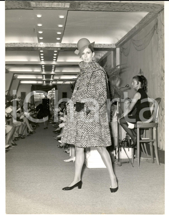 1965 ca PARIS MODA INVERNO VINTAGE Modella sfila con cappotto spigato