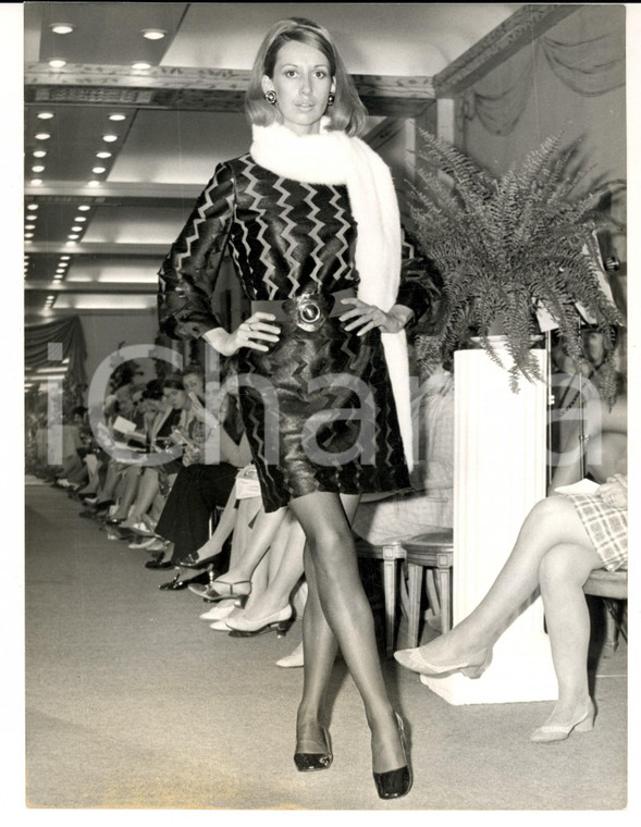 1969 PARIS MODA VINTAGE Modella con abito fantasia e sciarpa in pelliccia