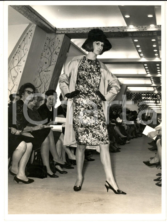 1966 PARIS MODA VINTAGE Modella indossa abito fantasia con trench chiaro