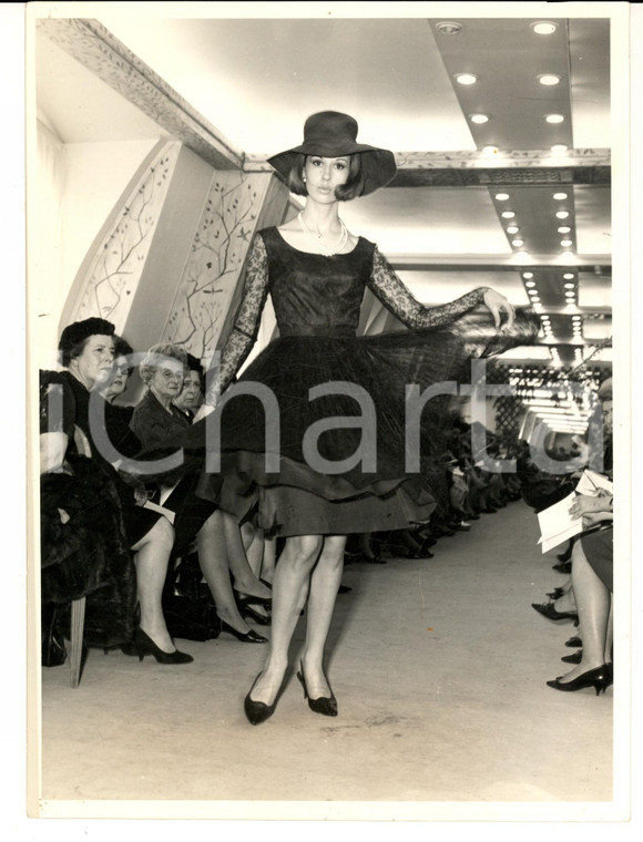 1965 PARIS MODA VINTAGE Modella sfila con abito da sera in pizzo nero *Foto