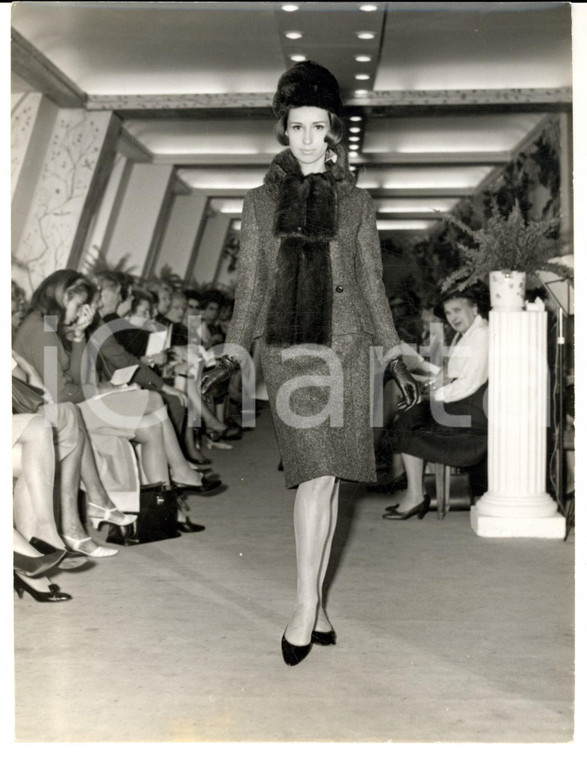 1965 PARIS MODA INVERNO VINTAGE Modella con tailleur e sciarpa in pelliccia