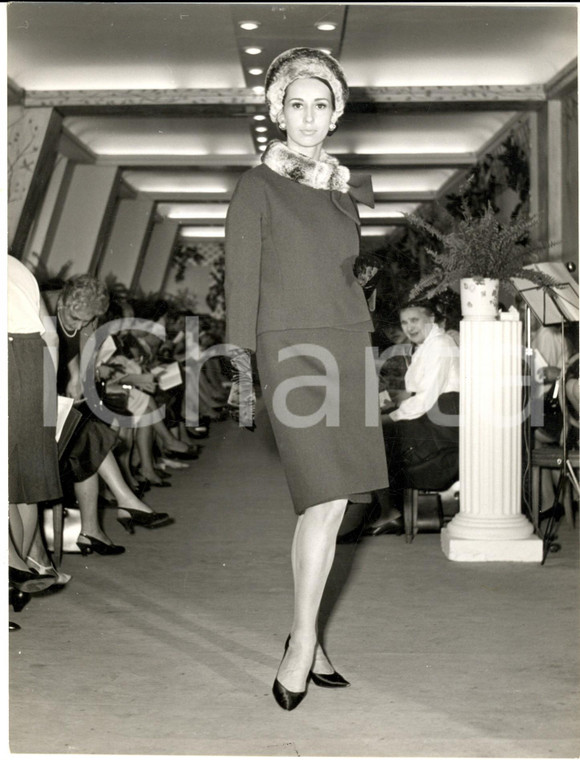 1965 PARIS MODA INVERNO VINTAGE Modella sfila con tailleur bordato in pelliccia