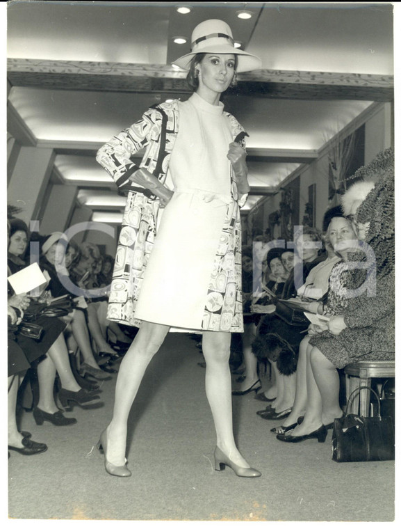 1965 ca PARIS MODA VINTAGE Modella sfila con abito bianco e trench fantasia