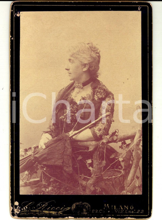 1900 ca MILANO Donna con abito dalle decorazioni floreali *Foto LEONE RICCI