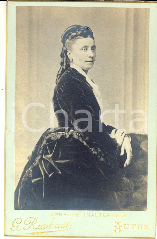 1900 ca AUTUN (F) Ritratto di donna con abito di velluto *Foto G. RAPHAEL