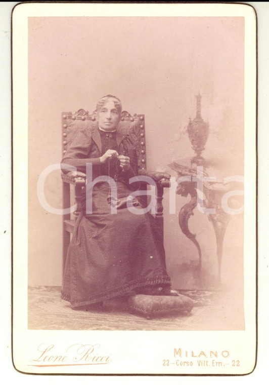 1900 ca MILANO Anziana donna dedita al cucito *Fotografia LEONE RICCI 11x17 cm