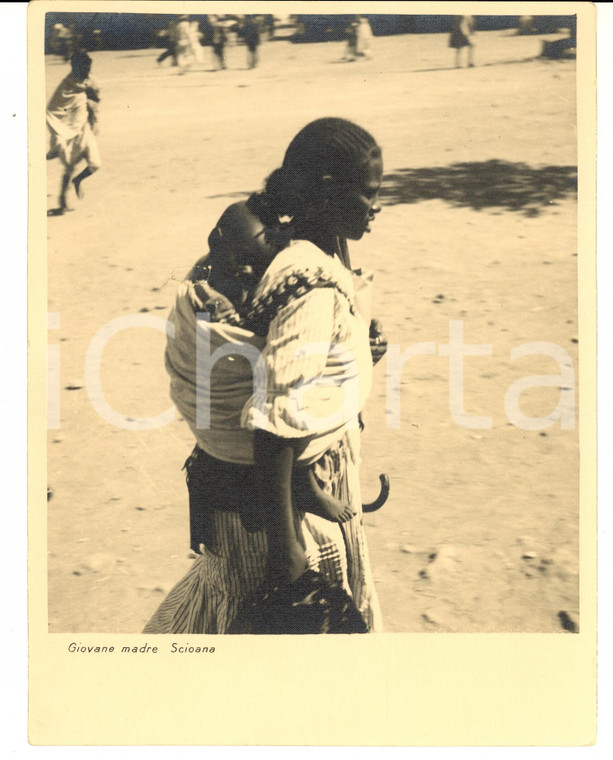1937 AOI ETIOPIA Giovane madre scioana con il figlio sulle spalle *DANNEGGIATA