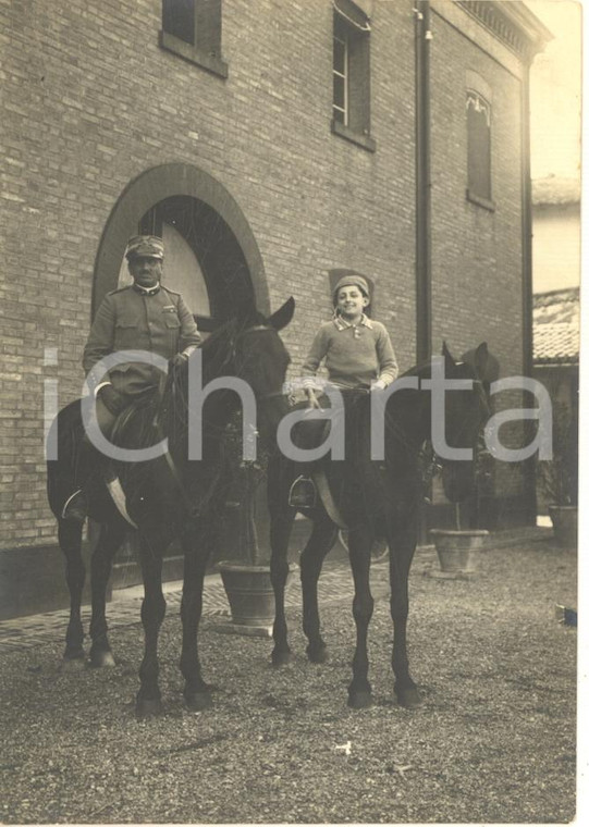 1915 ca WW1 Ufficiale di artiglieria posa a cavallo con il figlio *Foto 9x12 cm