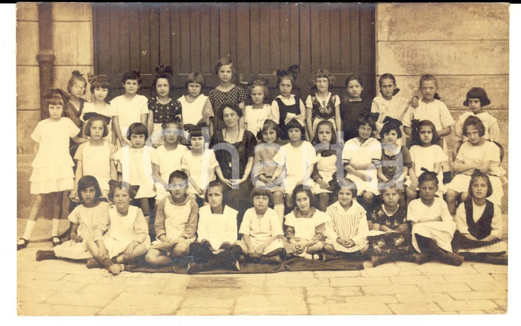 1923 AREA LOMBARDA Classe femminile di terza elementare in estate *Foto FP