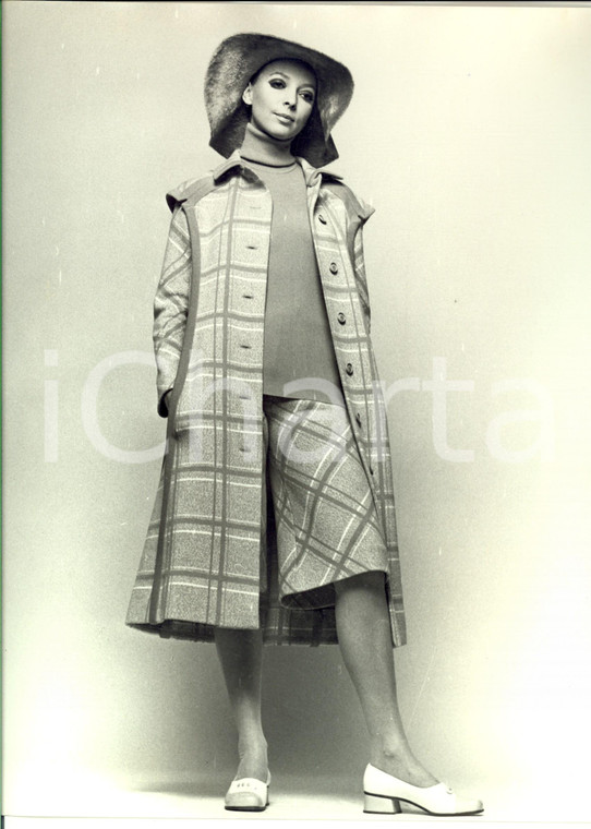 1960 ca MILANO MODA Modella con cappotto a quadri e cappello in pelliccia