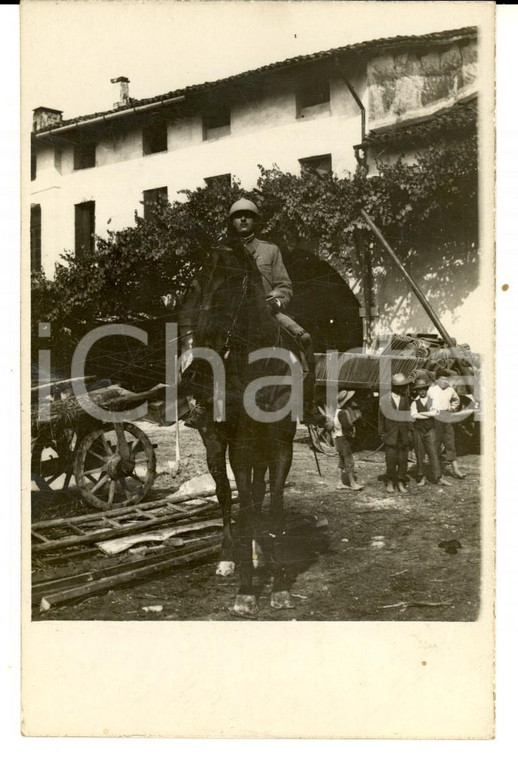 1915 ca AREA LOMBARDA Soldato di fanteria posa sull'aia di una cascina *Foto FP