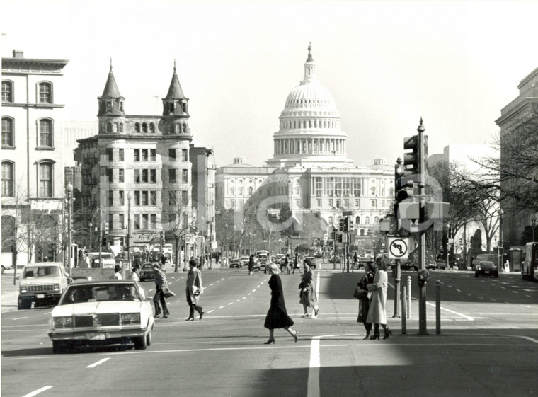 1980 ca WASHINGTON D.C. (USA) Passanti davanti al Campidoglio *Fotografia