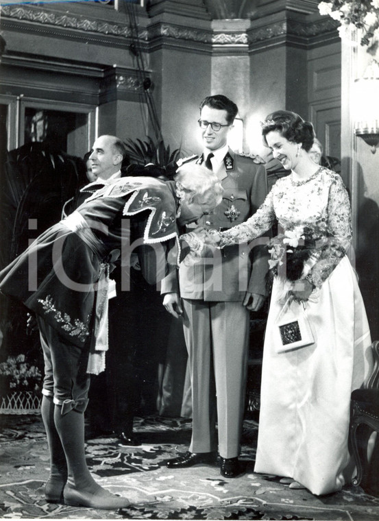1961 BRUXELLES Gala della Stampa - Re Baldovino e Fabiola con un invitato *FOTO