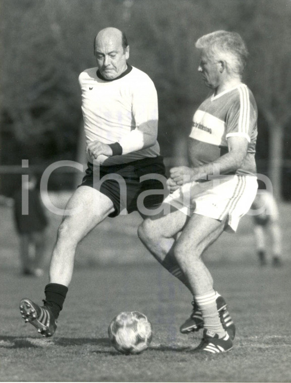 1988 GERMANIA Il segretario NATO Manfred WORNER gioca a calcio *Foto