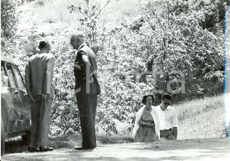 1960 ca ZARAUTZ Re BALDOVINO Fabiola del BELGIO passeggiano nella tenuta estiva