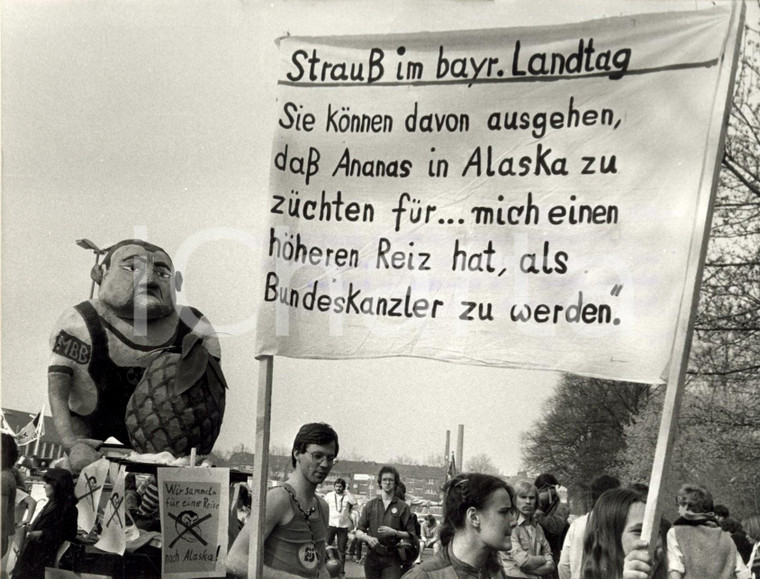 1980 KREFELD (D) Oppositori di Franz Josef STRAUSS sfilano con cartelli satirici