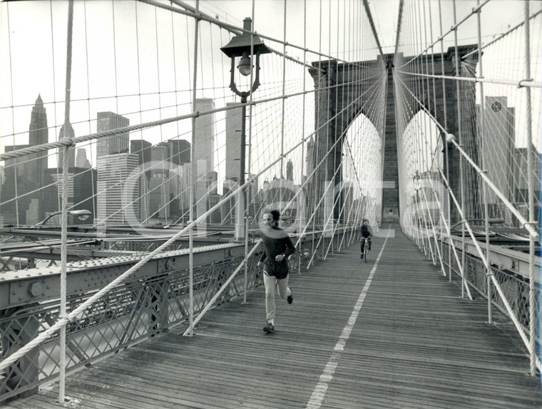 1980 NEW YORK Corridori sul BROOKLYN BRIDGE e veduta delle TWIN TOWERS *Foto