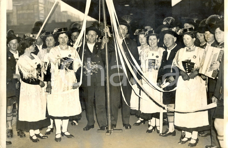 1940 circa GERMANIA I partecipanti ad una festa in costumi tipici BAVARESI
