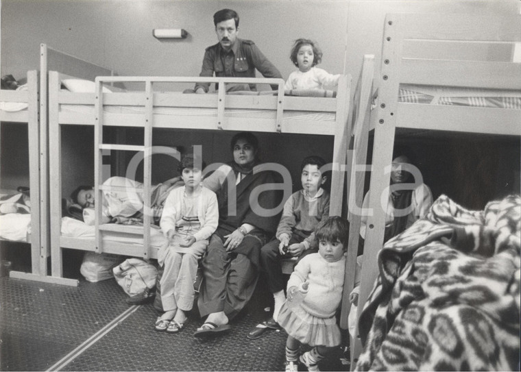 1986 FRANKFURT Profughi in sala d'attesa servizi sociali ecclesiastici aeroporto